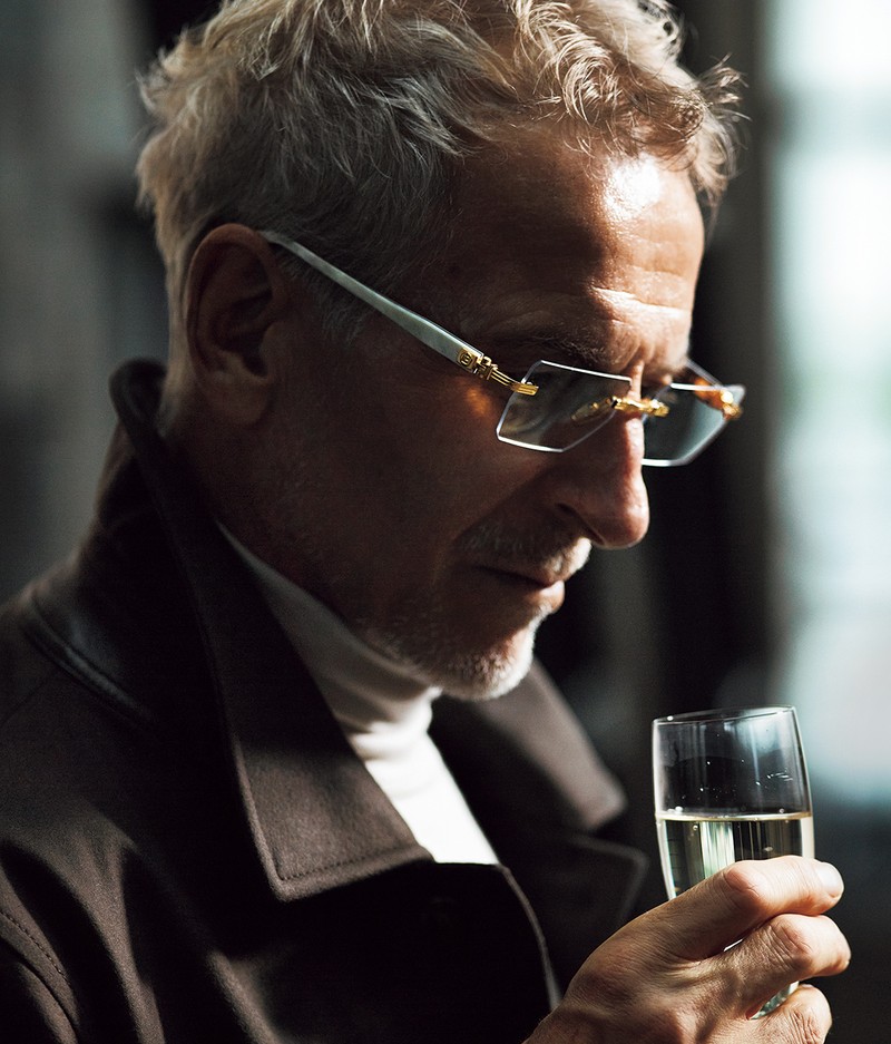 コート91万3000円、ニット20万2400円／ともにブリオーニ（買えるLEON）