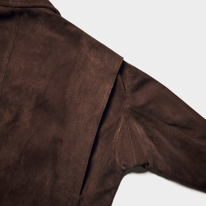 後ろ身頃には、これでもかというほど大きなアクションプリーツが。そして、脇の部分にはマチが入っており、この仕様が腕の可動域をしっかりと確保してくれます。