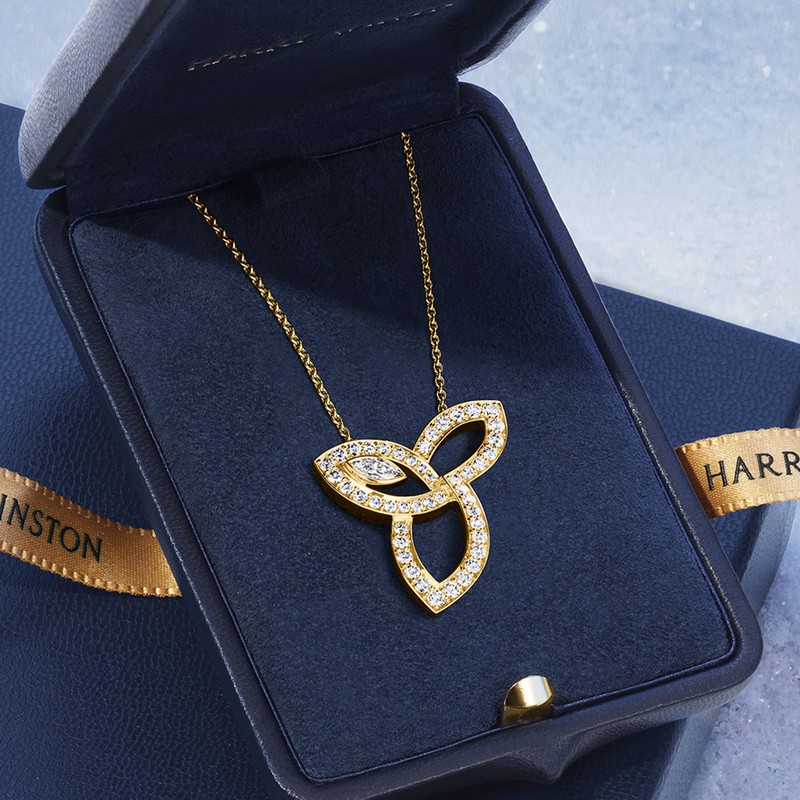 「リリークラスター・ペンダント」[18KYG×ダイヤモンド]149万6000円／ハリー・ウィンストン（ハリー・ウィンストン クライアントインフォメーション）