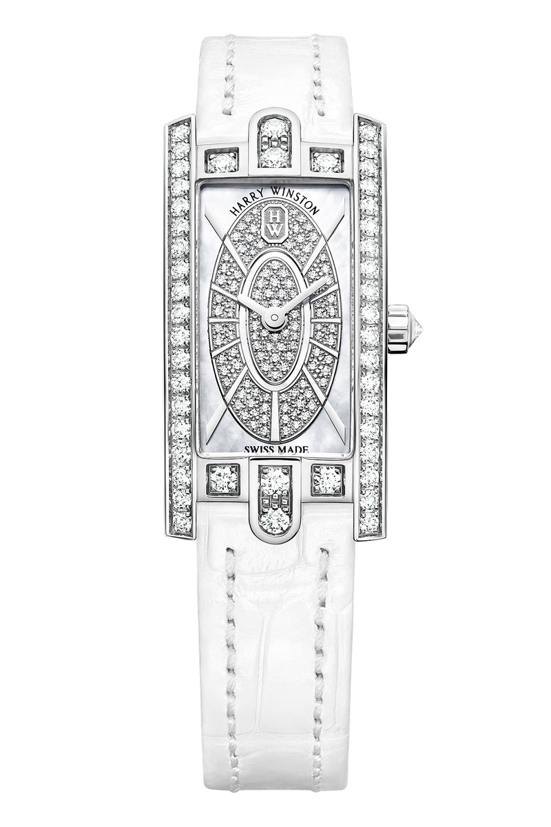 『HW アヴェニューCミニ・エリプティック』クオーツ、18KWG×ダイヤモンドケース(15.6×32.3 mm)、アリゲーターレザーストラップ。419万1000円/ハリー・ウィンストン(ハリー・ウィンストン クライアントインフォメーション)