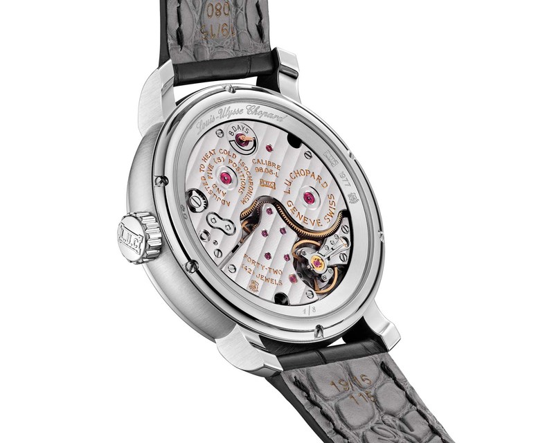 搭載するのは、ショパールクアトロ®テクノロジーによる4つの香箱を有するCal.L.U.C 98.06-L。10.30mmという薄型ケースながら、1週間巻き上げ不要というパワフルさは頼り甲斐があります。