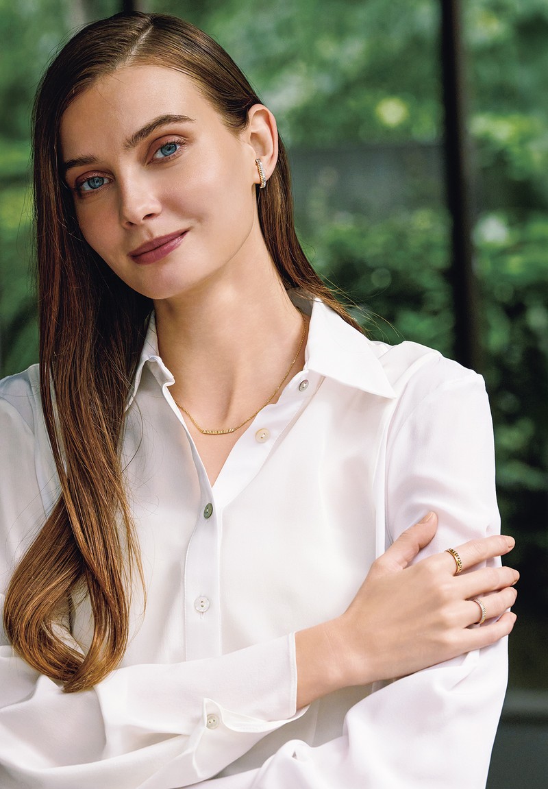 ピアス［18KYG×18KWG×ダイヤモンド］72万6000円、ネックレス［18KYG］28万7100円、リング（人差し指）［18KYG］37万9500円、リング（薬指）［18KYG×18KWG×ダイヤモンド］86万9000円／すべてブシュロン（ブシュロン クライアントサービス）