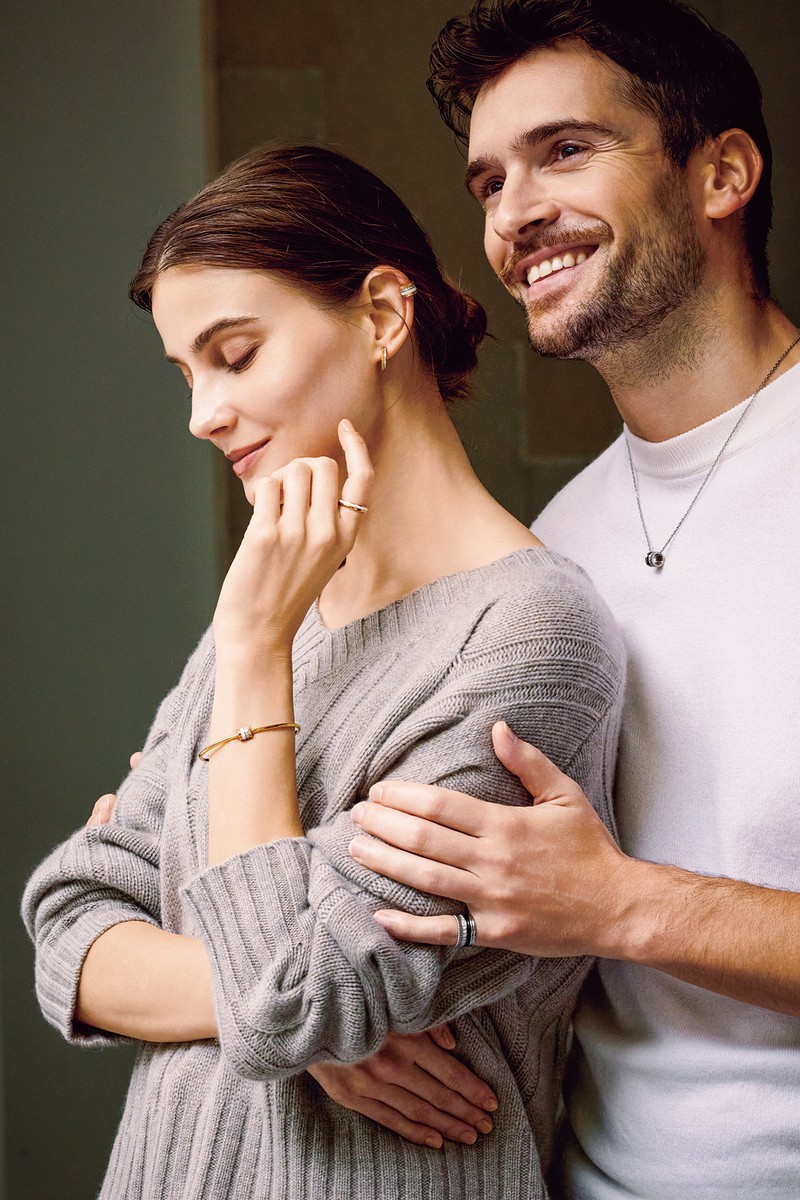 男性●リング［18KWG×ブラックPVD×ダイヤモンド］174万2400円、ネックレス［18KWG×ブラックPVD×ダイヤモンド］86万9000円、女性●イヤーカフ［18KYG×18KPG×18KWG×ホワイトセラミック×ダイヤモンド］49万5000円、ピアス［18KYG×18KWG×ダイヤモンド］70万9500円、バングル［18KYG×18KPG×18KWG×ホワイトセラミック×ダイヤモンド］71万5000円、リング［18KPG×ホワイトセラミック］32万1200円／すべてブシュロン（ブシュロン クライアントサービス）