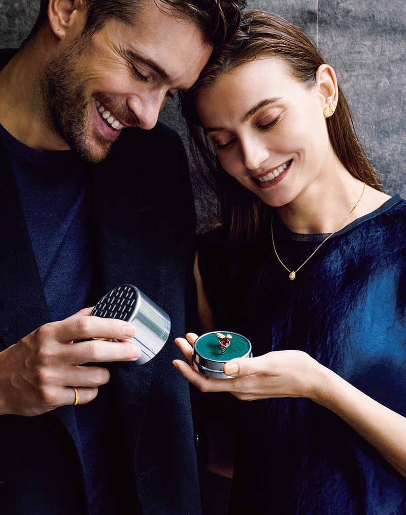 女性●リング［18KPG×ロードライトガーネット×ダイヤモンド］159万7200円、ピアス［18KYG×ダイヤモンド］182万1600円、ネックレス［18KYG×ダイヤモンド］95万7000円／すべてブシュロン（ブシュロン クライアントサービス）、ワンピース9万9000円／ヴィンス（コロネット）　男性●リング［18KYG］26万6200円、ジャケット12万1000円／ニート（にしのや）、ニット3万8500円／フィリッポ デ ローレンティス（トヨダトレーディング プレスルーム）