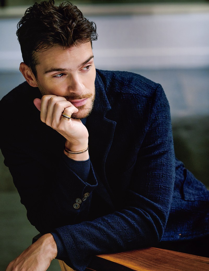 リング［18KYG×18KWG×18KPG×ブラウンPVD×ダイヤモンド］165万円、バングル［18KYG×18KPG×ブラウンPVD］154万4400円／ともにブシュロン（ブシュロン クライアントサービス）、ジャケット7万3700円／ボブ（タキヒヨー）、ニット3万8500円／フィリッポ デ ローレンティス（トヨダトレーディング プレスルーム）