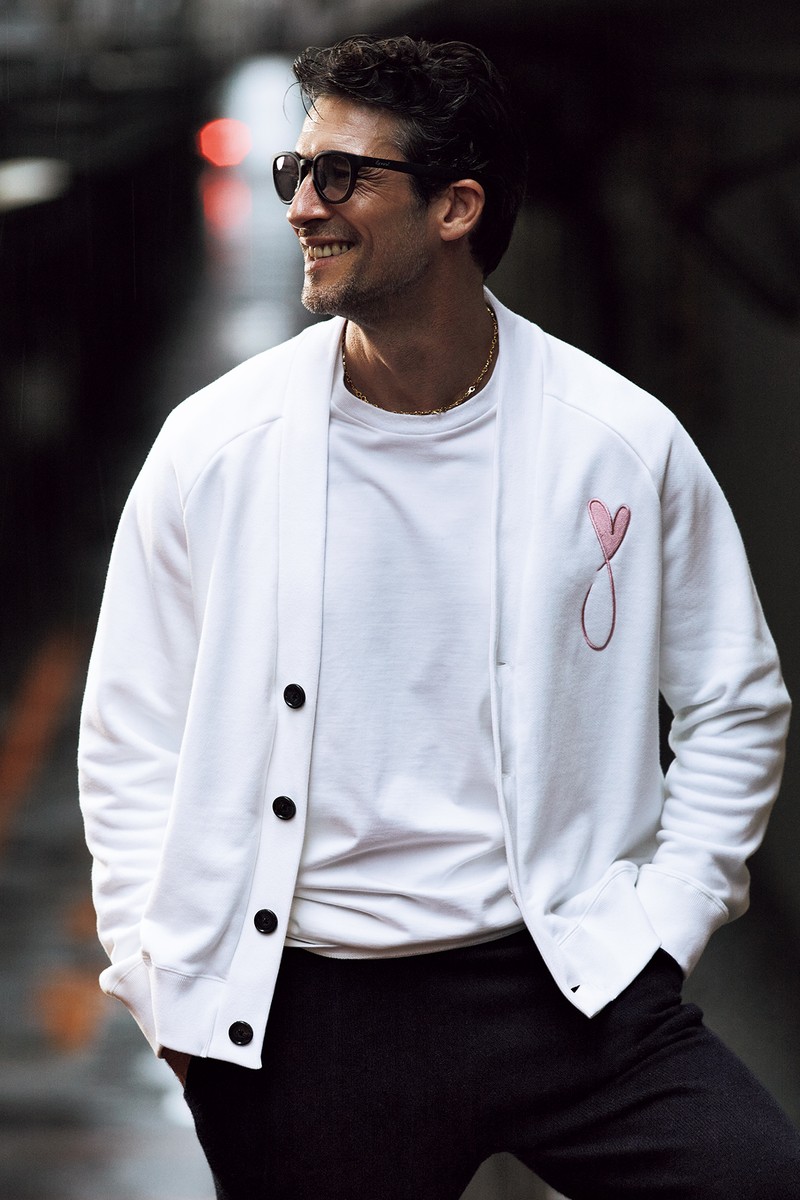 Tシャツ1万7050円／エムバイ、パンツ6万2700円／ドンリー、サングラス3万5200円／アイヴォル、ネックレス6万3800円／ジャスティン デイビス（すべて買えるLEON）