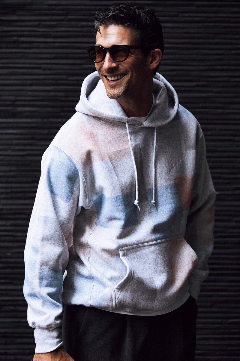 メインアイテムは下と同じ。Tシャツ1万6500円、パンツ3万3000円／ともにアタッチメント、サングラス3万6300円／アイヴォル（すべて買えるLEON）