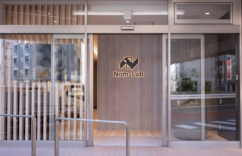 お邪魔したのは、東京・神泉駅の近くにあるガラス張りの建物。一見治療院とは思えないような雰囲気です。