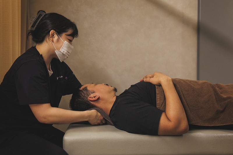 橋本さんは、渡辺が現代病ともいえるスマホ首＝ストレートネックで巻き肩状態で、猫背気味になってしまっていることをずばり指摘。悩みの目の疲れも、そんな首の硬さが取れることで解消できるということで、さっそく首を集中的にアプローチ。施術中にじんわり首から側頭部が温まるような感覚があり、施術による血流の改善を実感。