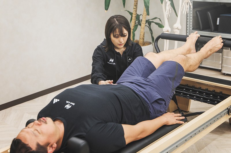 次に「リフォーマー」というマシンを使って、下半身と体幹が連動して動くためのメニューを行い、骨盤の安定性を高めていきます。渡辺はお尻から腿裏が硬いので、下半身を最初に整えることで上半身にも良い影響が出て、全体の状態が変わってくるとか。