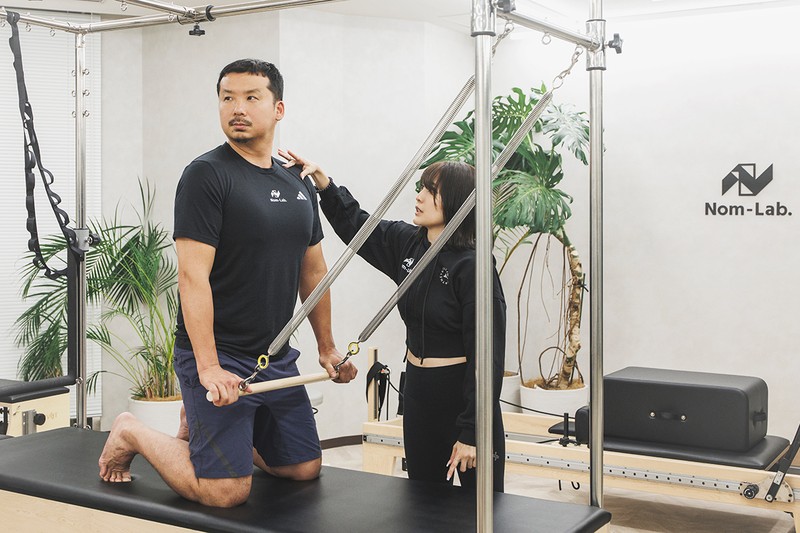 次は上半身へのアプローチ。ピラティスはキラキラ女子（笑）がやっているイメージが強いですが、実は柔軟性のアップ、インナーマッスルの強化、慢性的な痛みの改善にも効果的なので、オヤジさんにもピッタリなんです。