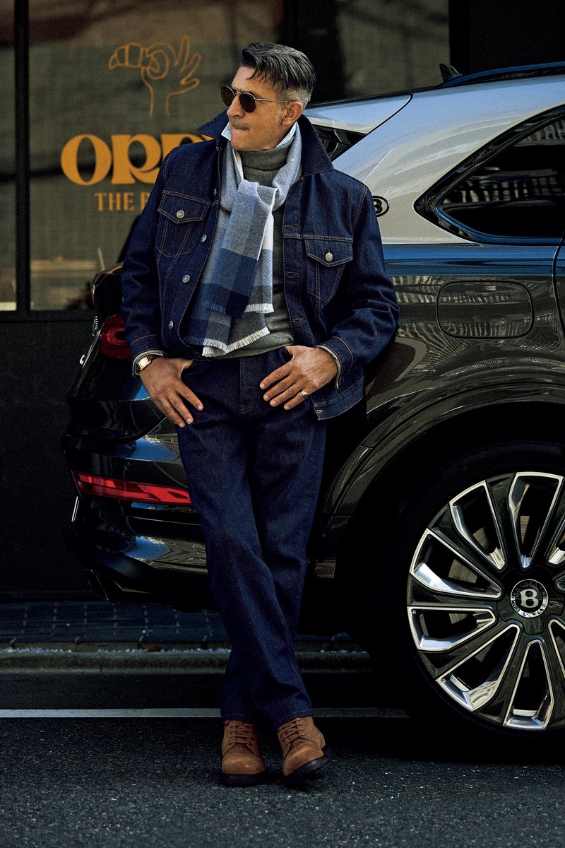 デニムジャケット45万4300円、デニムパンツ18万5900円、ニット25万5200円、シャツ11万7700円、靴25万8500円、サングラス11万5500円、ストール10万1200円/すべてブルネロ クチネリ(ブルネロ クチネリ ジャパン)、そのほかはスタイリスト私物