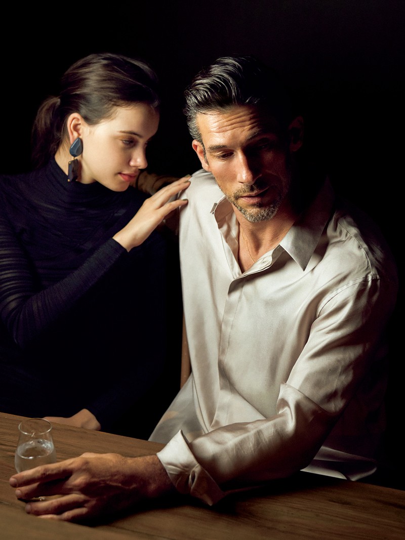 男性●シャツ20万6800円／ジョルジオ アルマーニ（ジョルジオ アルマーニ ジャパン）、ネックレス17万9850円／ジェントルマン（ジェントルマン サロン 六本木） 女性●ワンピース28万6000円、イヤリング5万8300円／ともにジョルジオ アルマーニ（ジョルジオ アルマーニ ジャパン）