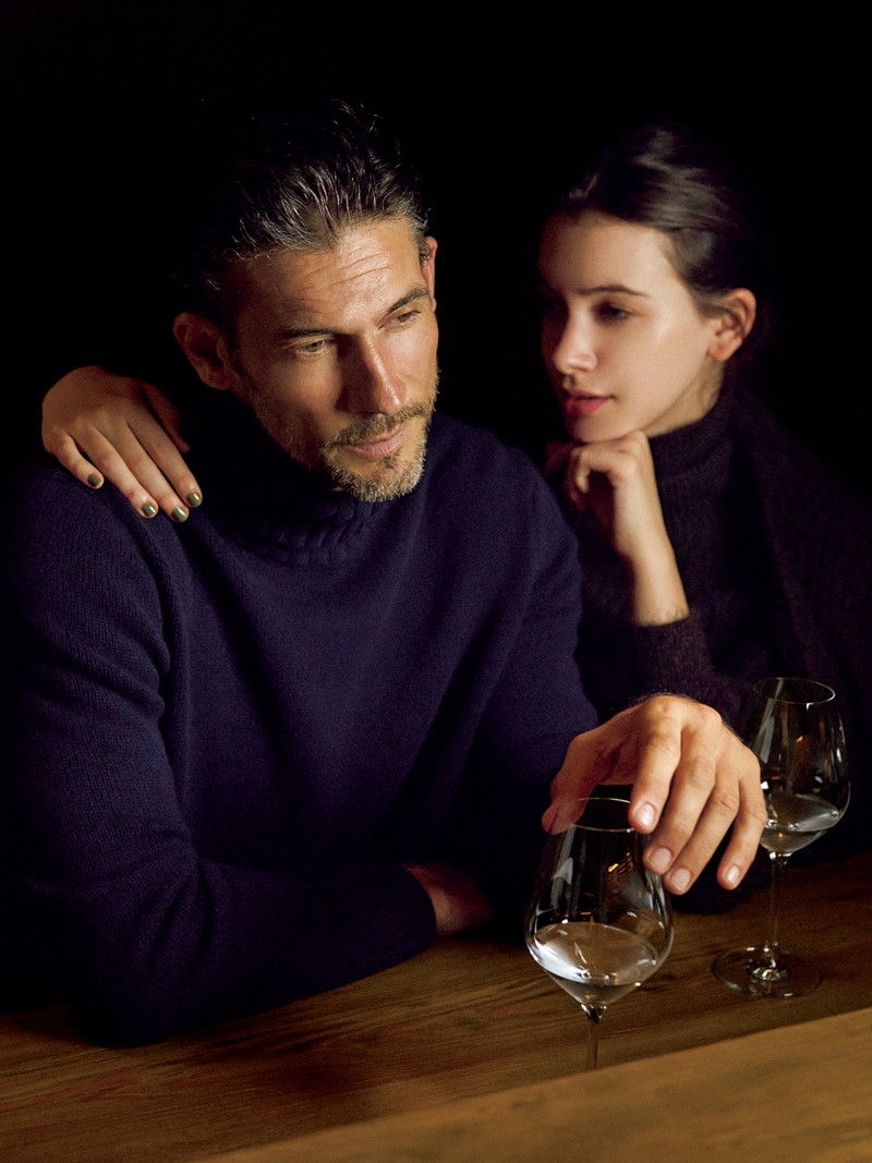 女性●ニット39万2700円、カーディガン50万3800円、ニット43万100円／すべてロロ・ピアーナ（ロロ・ピアーナ ジャパン）