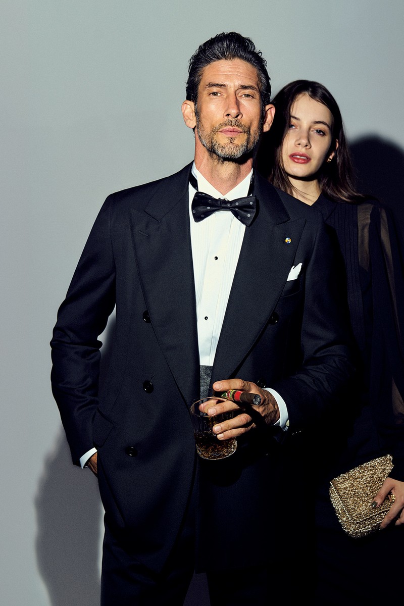 男性●スーツ51万7000円/ベルベスト(バーニーズ ニューヨーク)、シャツ3万6000円/イートン、その他はスタイリスト私物 女性●スカート1万9800円/ヴェルソー(ジオン商事)、ピアス41万4700円/ダミアーニ(ダミアーニ 銀座タワー)、バッグ6万6000円/アンテプリマ/ワイヤーバッグ(アンテプリマジャパン)、その他はスタイリスト私物