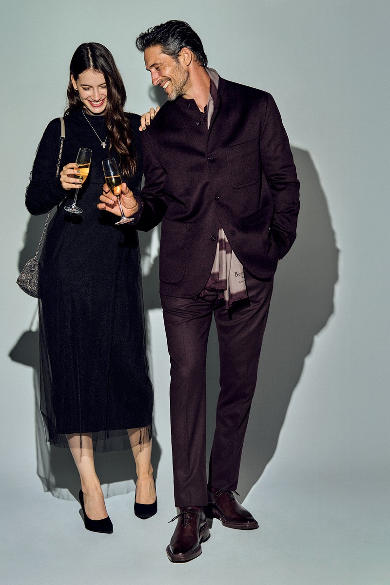 男性●ジャケット67万6000円、シャツ12万9800円、パンツ14万8500円、靴43万1200円、スカーフ12万4300円/すべてベルルッティ(ベルルッティ・インフォメーション・デスク)、その他はスタイリスト私物 女性●ワンピース2万900円/ヴェルソー(ジオン商事)、ネックレス104万8000円、ピアス101万5300円/ともにダミアーニ(ダミアーニ 銀座タワー)、バッグ7万9200円/アンテプリマ/ワイヤーバッグ(アンテプリマジャパン)、その他はスタイリスト私物