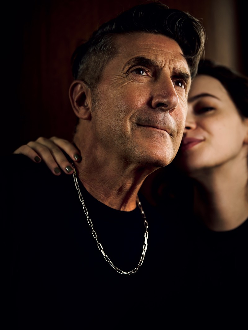 ネックレス［K18WG］199万3200円／カルティエ（カルティエ カスタマー サービスセンター）、ニット10万6700円／ドルモア（バインド ピーアール）