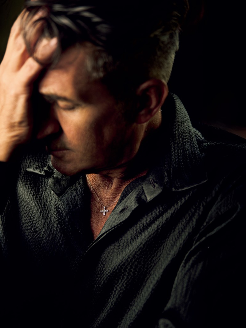 ネックレス［ダイヤモンド×Pt］81万4000円／ハリー・ウィンストン（ハリー・ウィンストン クライアントインフォメーション）、シャツ26万4000円／ジョルジオ アルマーニ（ジョルジオ アルマーニ ジャパン）