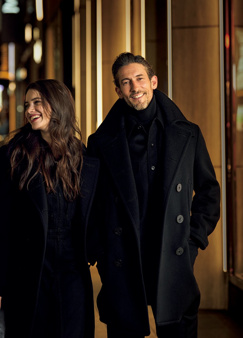 男性●コート39万6000円、シャツ36万3000円、ニット15万4000円/すべてルシアン ペラフィネ(ルシアン ペラフィネ 東京ミッドタウン店)、パンツ4万4000円/ジェルマーノ(ビームス 六本木ヒルズ) 女性●コート39万6000円/ルシアン ペラフィネ、ワンピース20万900円/ルシアン ペラフィネ(ルシアン ペラフィネ 東京ミッドタウン店)、バッグ19万1400円/ジミー チュウ