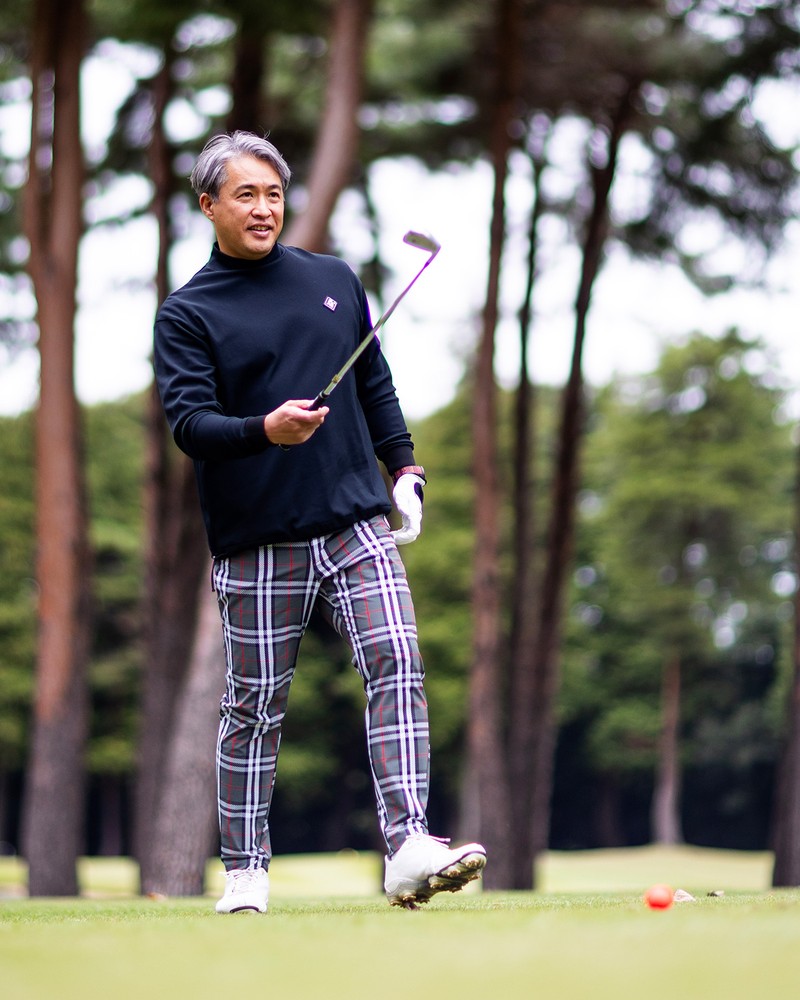 五十嵐亮太 「ザ・ゴルフクラブ竜ヶ崎」 モックネックシャツ2万2000円、パンツ2万9700円/V12(V12 カスタマーセンター)、時計93万5000円/ノルケイン(ノルケイン ジャパン)