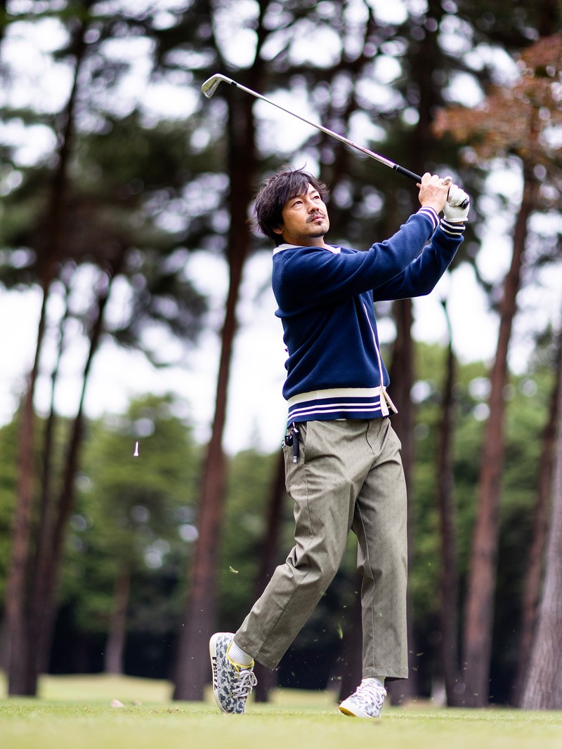 松井大輔 「ザ・ゴルフクラブ竜ヶ崎」 カーディガン2万6400円、ポロシャツ1万5400円、パンツ2万5300円/ラコステ(ラコステお客様センター)