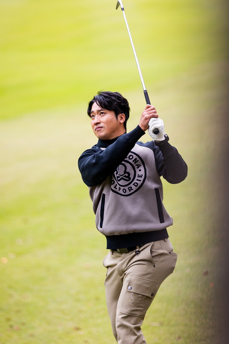 武田 竜 「ザ・ゴルフクラブ竜ヶ崎」 プルオーバー7万1500円、ポロシャツ2万9700円、パンツ5万8300円/マーク&ロナ (マーク&ロナ 青山店)