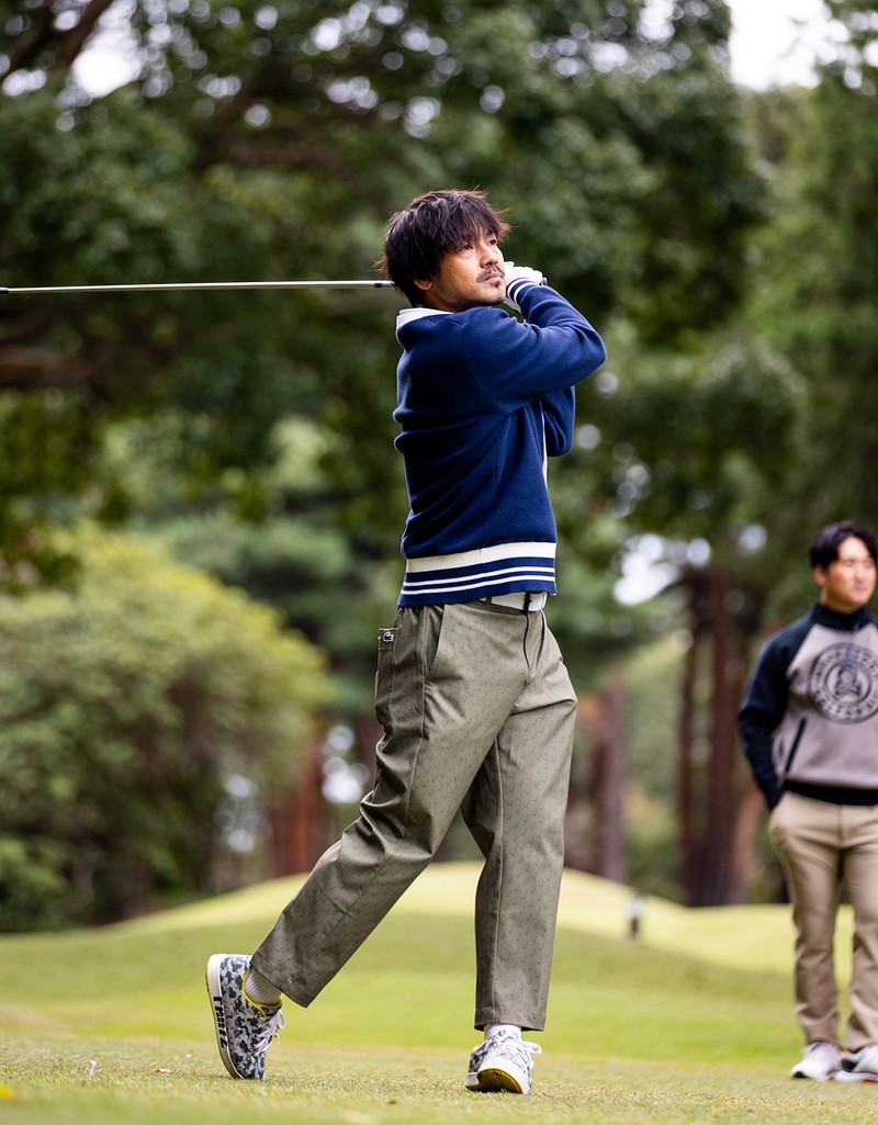 松井大輔 「ザ・ゴルフクラブ竜ヶ崎」 カーディガン2万6400円、ポロシャツ1万5400円、パンツ2万5300円/ラコステ(ラコステお客様センター)