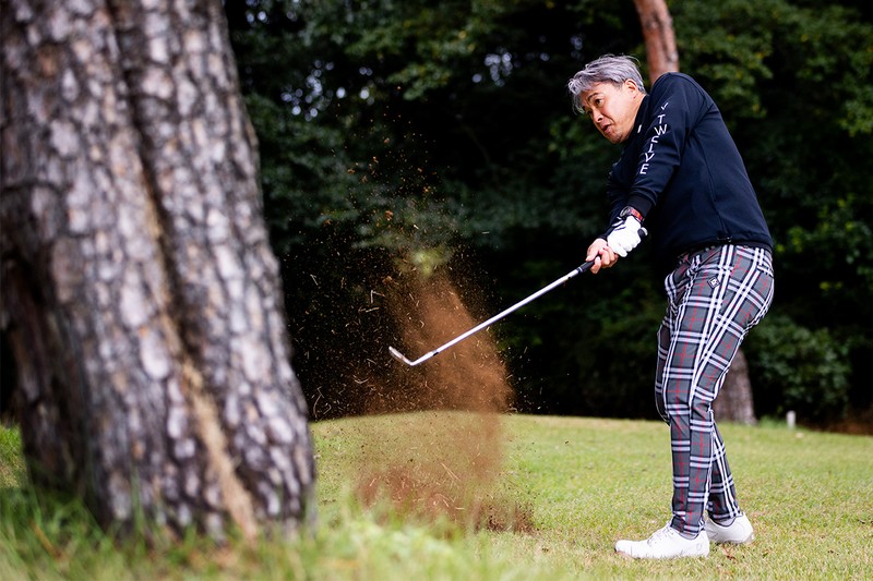 五十嵐亮太 「ザ・ゴルフクラブ竜ヶ崎」 モックネックシャツ2万2000円、パンツ2万9700円/V12(V12 カスタマーセンター)、時計93万5000円/ノルケイン(ノルケイン ジャパン)