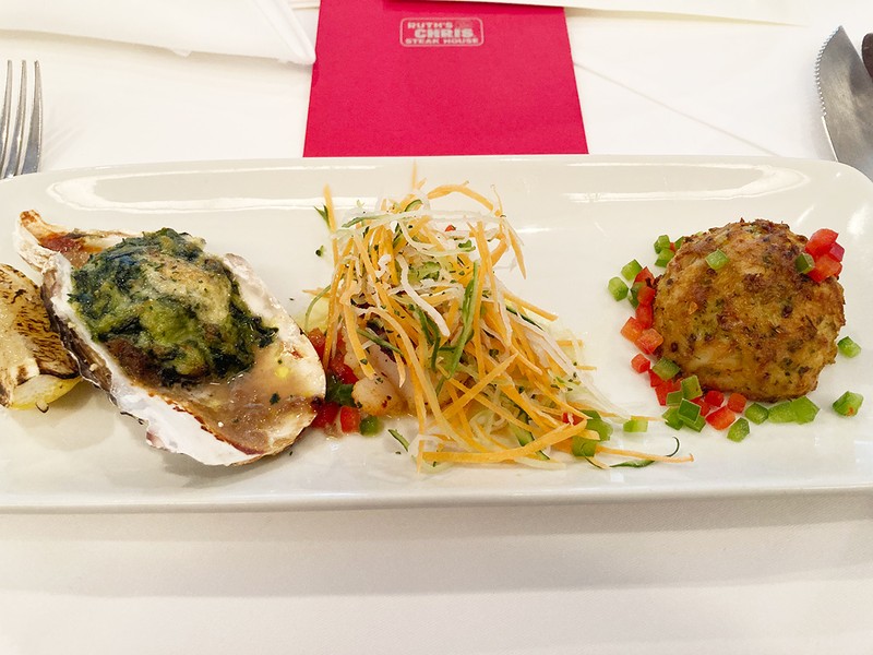 個人的にはオイスターなどのシーフード食べ比べクラブケーキ、ジャンボホタテ、ロックフェラーオイスターがワイン泥棒でした。