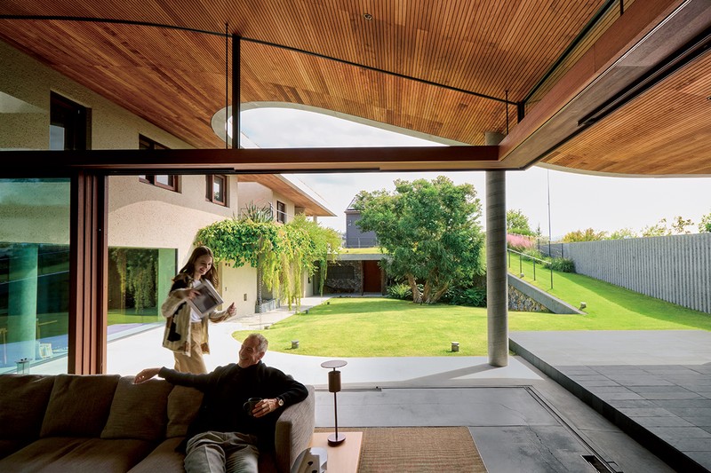 森を育む丘の家　OKDO　男性●ガウン39万6000円／ペグ アンド コー（トヨダトレーディング プレスルーム）、ニット6万1600円／ドルモア、パンツ4万700円／デヴォレ インチピット（ともにバインド ピーアール）、時計316万3600円／ゼニス　女性●カーディガン32万7800円／チヴィディーニ、カットソー2万9700円／ヴィンス、パンツ7万7000円／スローウエア インコテックス（すべてコロネット）