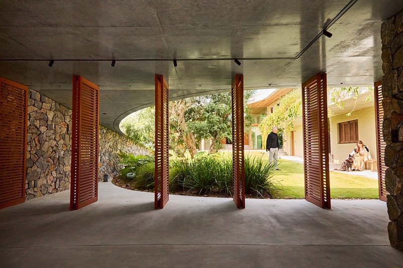 森を育む丘の家　OKDO　男性●ガウン39万6000円／ペグ アンド コー（トヨダトレーディング プレスルーム）、ニット6万1600円／ドルモア、パンツ4万700円／デヴォレ インチピット（ともにバインド ピーアール）、時計316万3600円／ゼニス　女性●カーディガン32万7800円／チヴィディーニ、カットソー2万9700円／ヴィンス、パンツ7万7000円／スローウエア インコテックス（すべてコロネット）