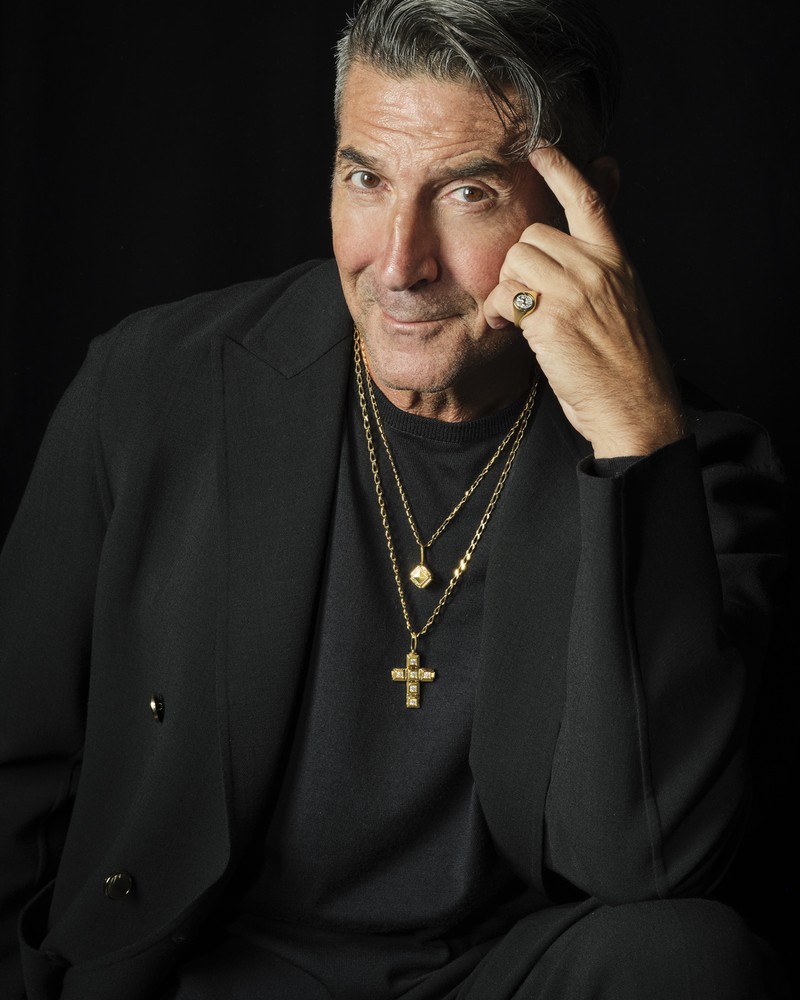 重ね付けしてもバランス良好です 存在感のあるジュエリーで、シックな装いが華やぎます。リングとトランスフォームするクロス&キューブのペンダントトップは左ページと同じ。ネックレスチェーン（上）［18KYG］52万8000円、ネックレスチェーン（下）［18KYG］135万3000円／ともにラギッド マインド（エスジェイ ジュエリー）、ジャケット7万9200円、パンツ4万700円／ともにデザインワークス（デザインワークス 六本木ヒルズ店）、ニット5万600円／ジョン スメドレー（ビームス 六本木ヒルズ）