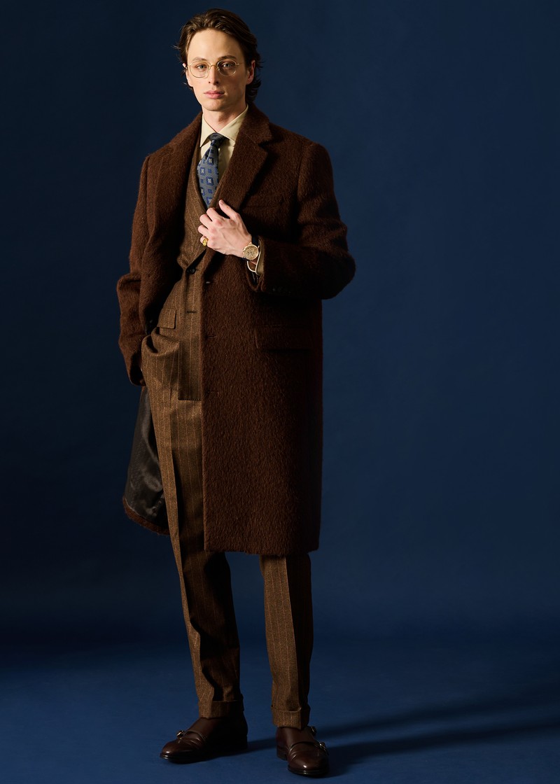 時計1094万5000円/ブレゲ(ブレゲ ブティック銀座)、コート20万9000円/ピーティー トリノ(PT ジャパン)、スーツ38万5000円/ジャンフランコ ボメザドリ、シャツ3万4100円/ギ ローバー(バインド ピーアール)、タイ4万9500円/アット ヴァン ヌッチ(レガーレ)、メガネ16万5000円/10 アイヴァン(アイヴァン PR)、リング***万円/田中貴金属、シューズ15万6200円/フラテッリ ジャコメッティ(ウィリー)