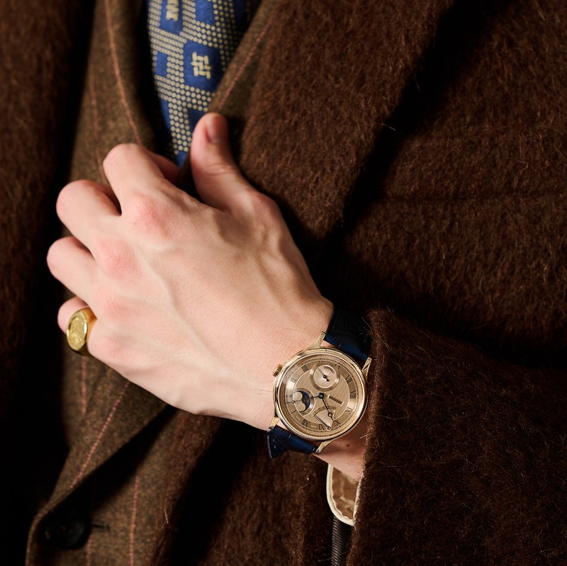 時計1094万5000円/ブレゲ(ブレゲ ブティック銀座)、コート20万9000円/ピーティー トリノ(PT ジャパン)、スーツ38万5000円/ジャンフランコ ボメザドリ、シャツ3万4100円/ギ ローバー(バインド ピーアール)、タイ4万9500円/アット ヴァン ヌッチ(レガーレ)、メガネ16万5000円/10 アイヴァン(アイヴァン PR)、リング***万円/田中貴金属、シューズ15万6200円/フラテッリ ジャコメッティ(ウィリー)