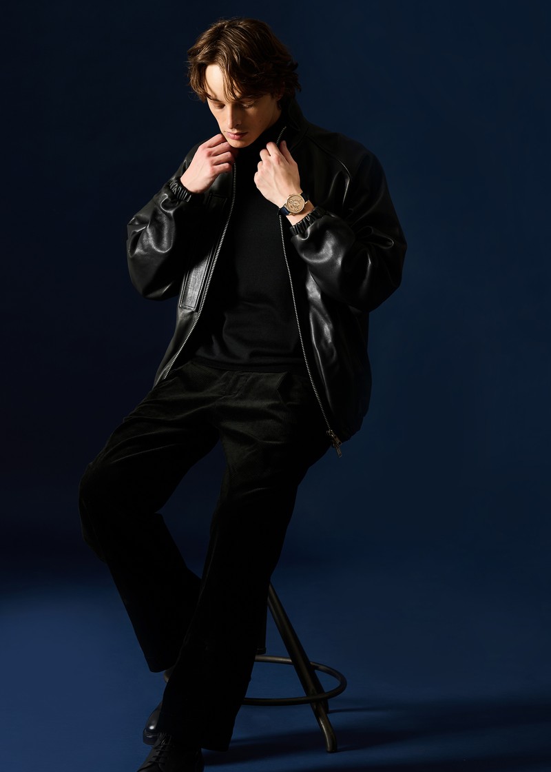 時計1261万7000円/ブレゲ(ブレゲ ブティック銀座)、レザー25万3000円/ジェームスグロース(グリニッジ ショールーム)、ニット6万1600円/ジョン スメドレー(リーミルズ エージェンシー)、パンツ3万1900円/トラディショナル ウェザーウェア(トラディショナル ウェザーウェア 渋谷店)、ブーツ37万9500円/ジョンロブ(ジョン ロブ ジャパン)