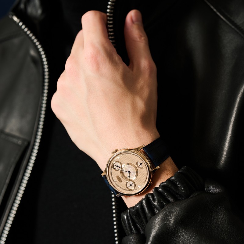 時計1261万7000円/ブレゲ(ブレゲ ブティック銀座)、レザー25万3000円/ジェームスグロース(グリニッジ ショールーム)、ニット6万1600円/ジョン スメドレー(リーミルズ エージェンシー)、パンツ3万1900円/トラディショナル ウェザーウェア(トラディショナル ウェザーウェア 渋谷店)、ブーツ37万9500円/ジョンロブ(ジョン ロブ ジャパン)