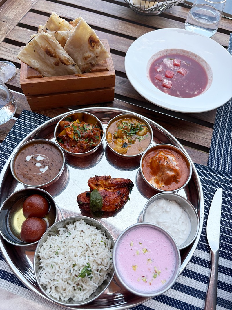 カレーが好き」とネパール人シェフに伝えたら、4種のカレーを持って登場! 食後に登場したため全部食べきれず、後悔。