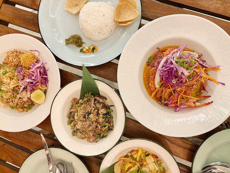 アジアンダイニング「ホーカー」ではタイメシ的な食欲そそるアジアン料理が充実。