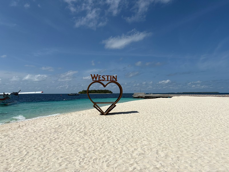 ハネムーンカップルが撮影スポットにするであろうハートシェイプのフォトフレーム。