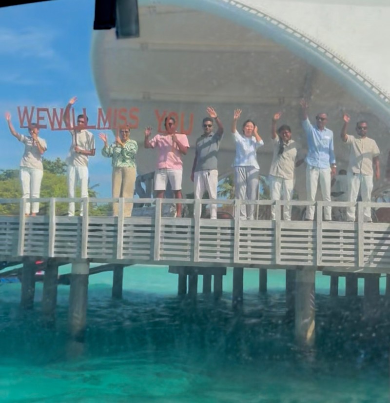 ホテルに別れを告げた際にスタッフがお見送り。泣いてまうやろ。