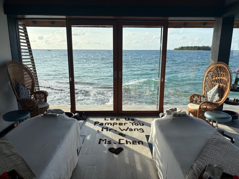 「Heavenly Spa By Westin」はジャグジーとパノラマオーシャンビューを備えたトリートメントスイートを完備。