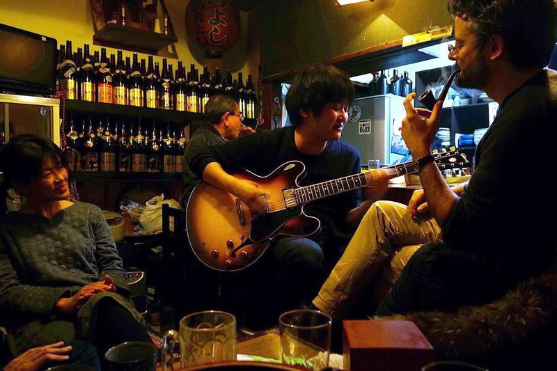 桑田佳祐が「夏 螢介」名義で“流し”のミュージシャン、田内洵也をプロデュース！ 楽曲「深川のアッコちゃん（produced by 夏 螢介 a.k.a. KUWATA KEISUKE）」