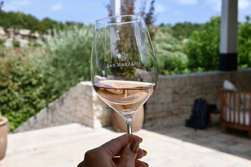 乾杯が楽しみになる色合いのロゼ「トラマーリ」。