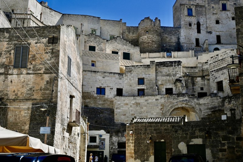 石灰岩の断崖面に洞窟住居サッシがひしめきあうマテーラ