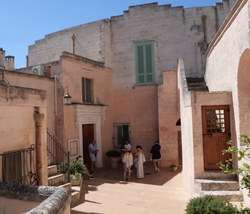 「Dimora Ulmo」はメイン通りから外れた裏道に佇む隠れ家的なお店