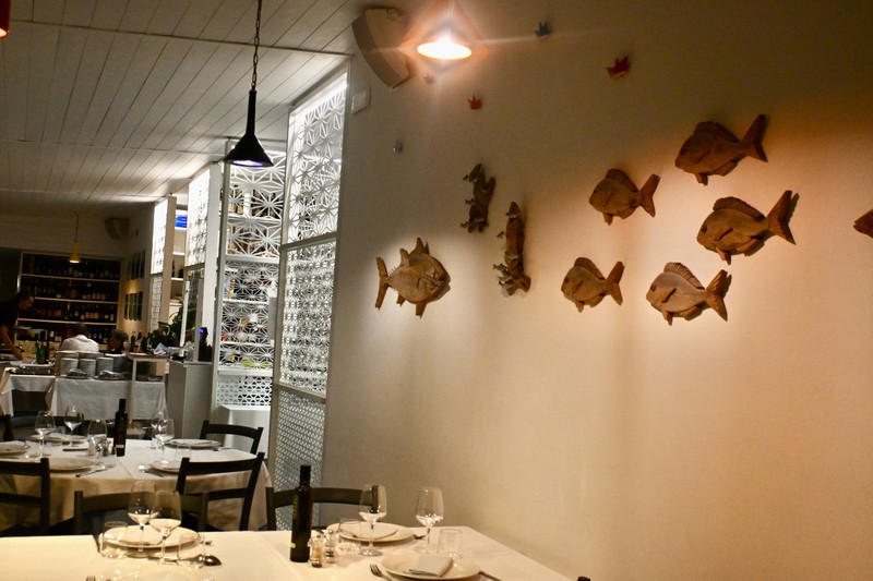 「La Barca」はビーチ沿いの一軒家レストラン。ダイニング内は海を連想させるデザイン。