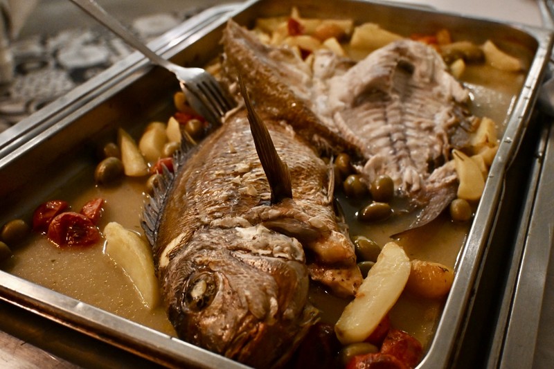 魚をまるごと味わうアクアパッツァ