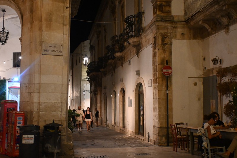 バロック様式と伝統的な白壁の建物が中世の面影を残すヒストリックな街