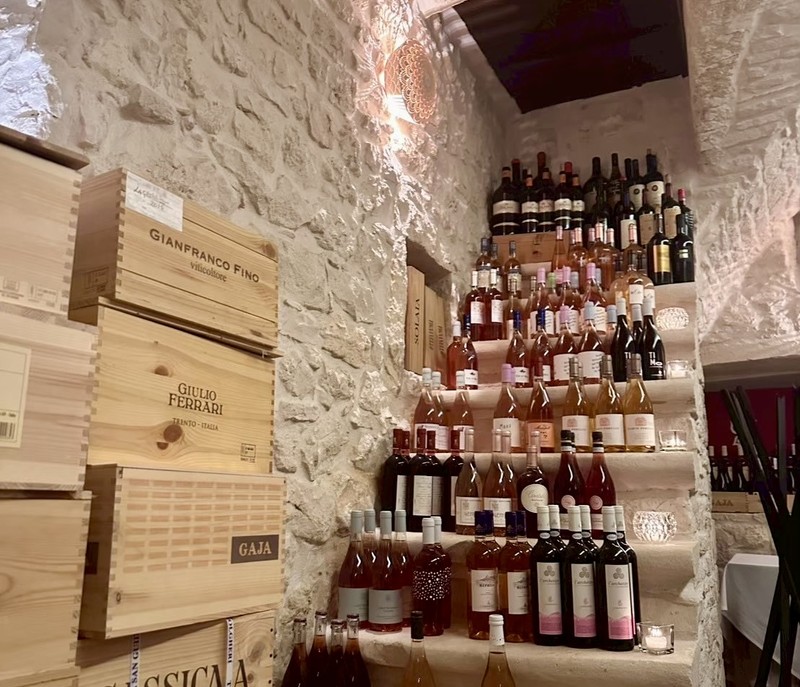 イタリア国内のワインを中心に500種類以上のワインを取り揃えている