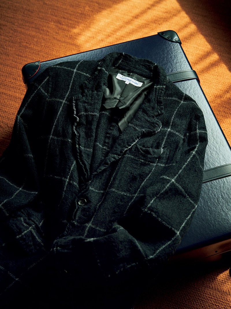 ジャケット14万7400円／コム デ ギャルソン・シャツ（コム デ ギャルソン）、スーツケース57万2000円／グローブ・トロッター（グローブ・トロッター銀座）